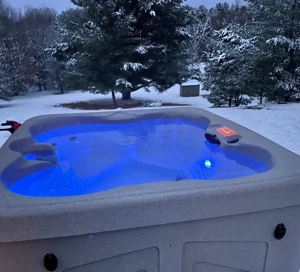 Long Lake Retreat- Hot Tub, Pool Table, Firepit 트래버스 시티 외부 사진